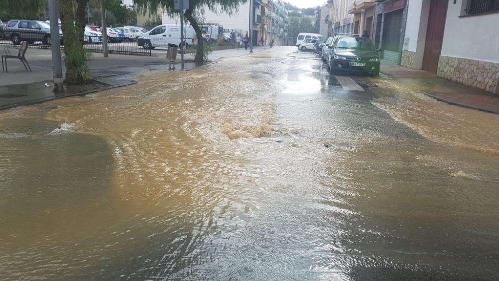 El centre de Roses s'inunda per una avaria