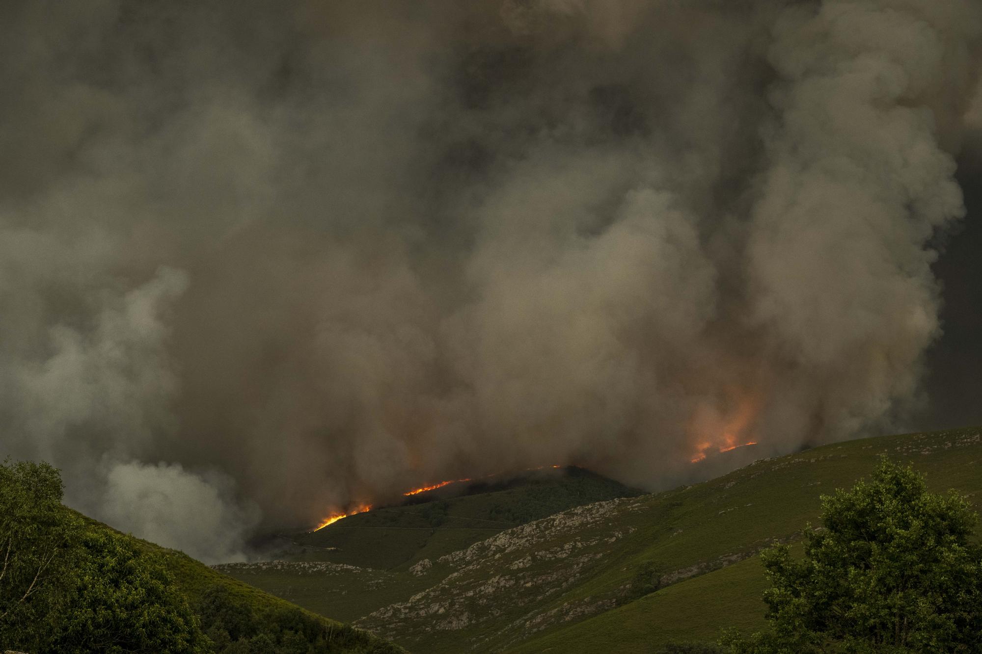 Un frente de fuego en el Macizo Central.