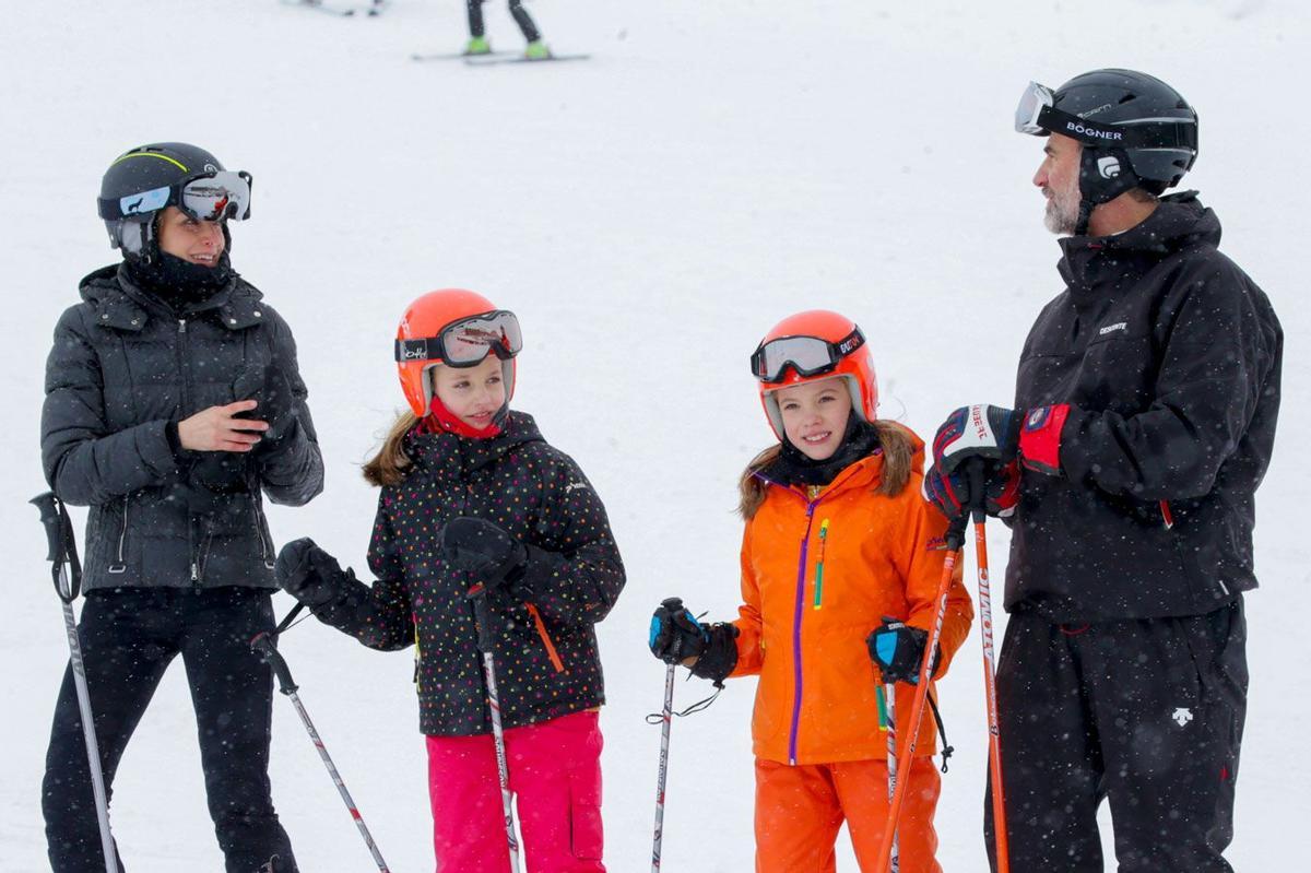 Los Reyes junto a sus hijas en Astún