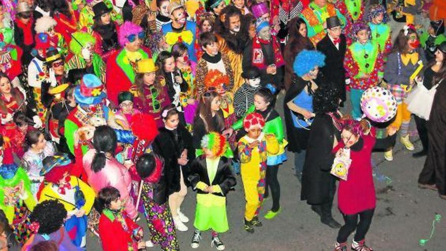 Las jugadoras del Biesca, enmascaradas en un circo de Antroxu, celebrando su victoria por las calles de Gijón.