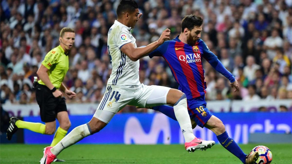 Casemiro y Leo Messi durante el clásico Real Madrid - FC Barcelona de la Liga 2016/17 en el Santiago Bernabéu