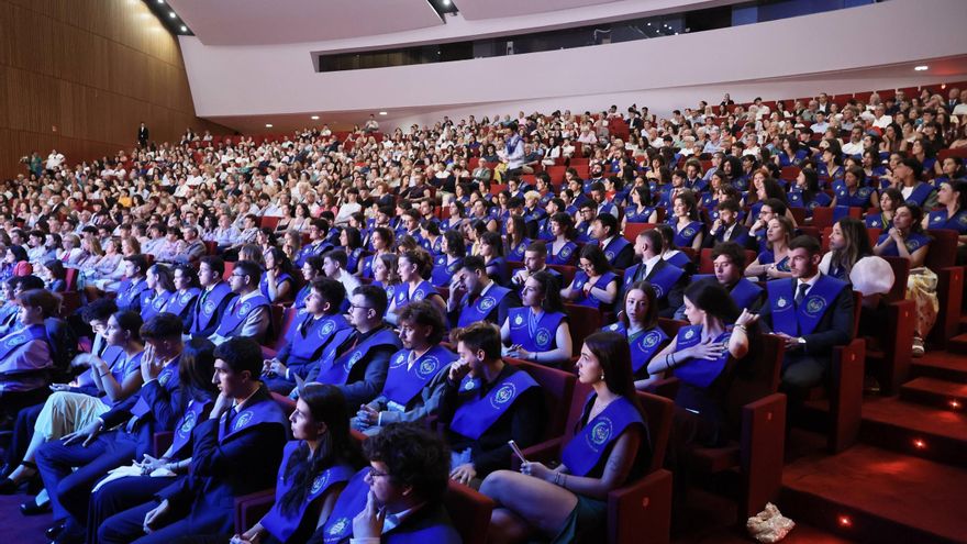 EN IMÁGENES: La graduación de la Facultad de Biología en el Centro Niemeyer, en Avilés