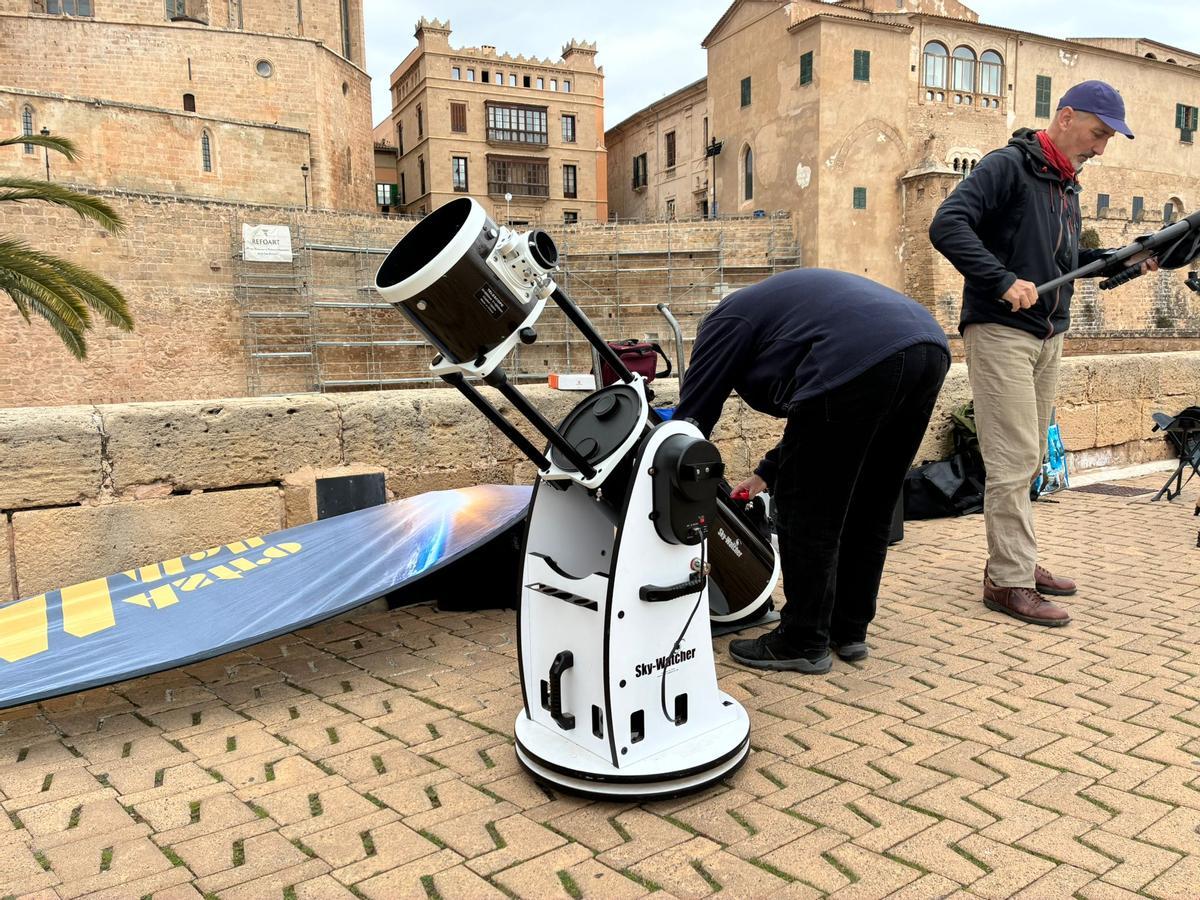 Más de veinte telescopios toman Ses Voltes para celebrar el Dia de les Illes Balears Más de veinte telescopios toman Ses Voltes para celebrar el Dia de les Illes Balears