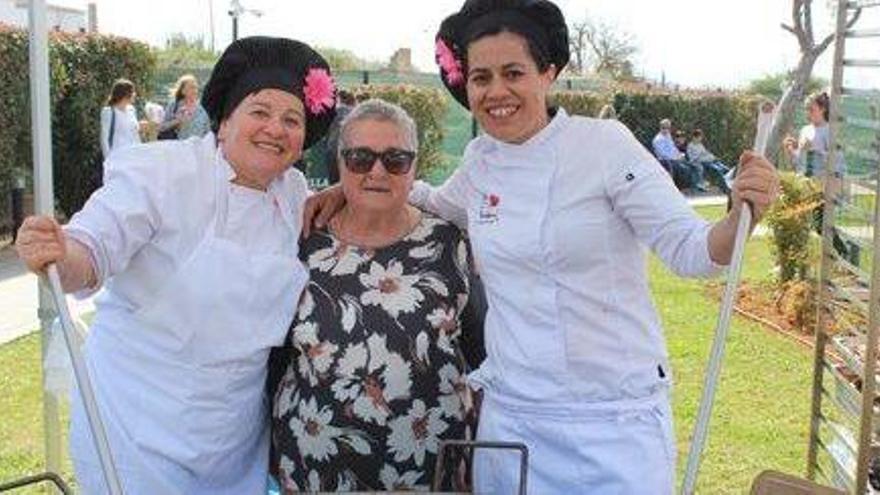 Una de las residentes del centro de mayores junto a dos de las cocineras que el domingo elaboraron una gran paella para usuarios, amigos y familiares.