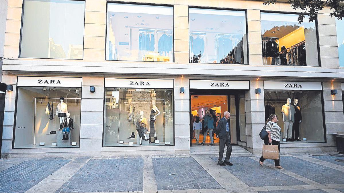 Fachada principal de la tienda Zara en el centro de Castelló.