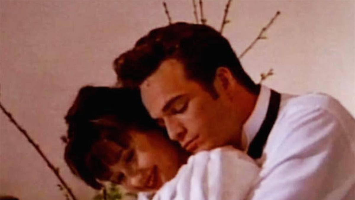 Shannen Doherty (Brenda) y Luke Perry (Dylan) en 'Sensación de vivir'