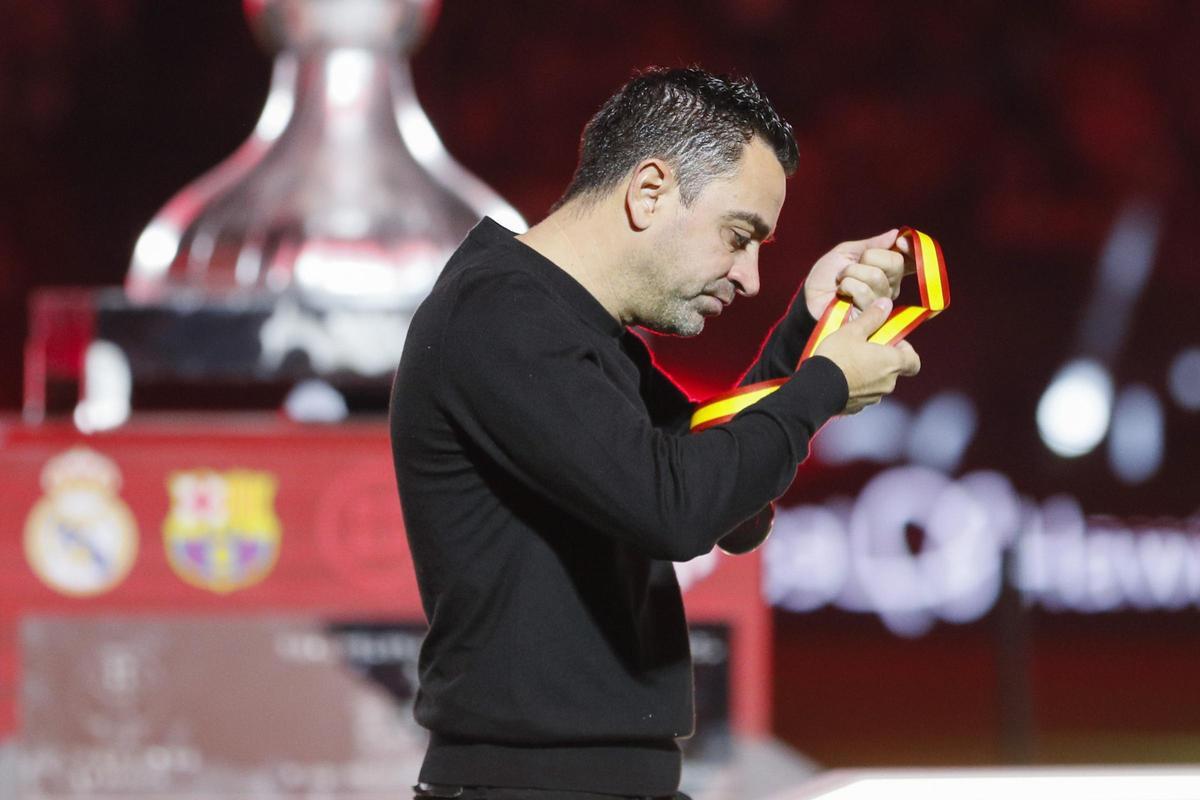 Xavi, con la medalla de finalista, en Riad.