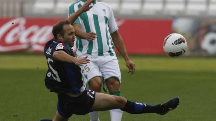 Laure, ayer, intenta evitar el pase de un jugador rival. / lof