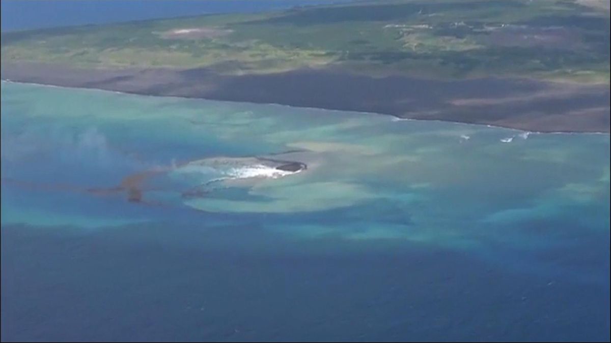 Así surge del mar una nueva isla en Japón