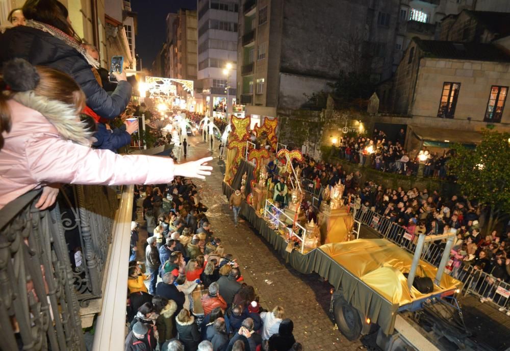 Una multitud recibe a los Reyes en Pontevedra