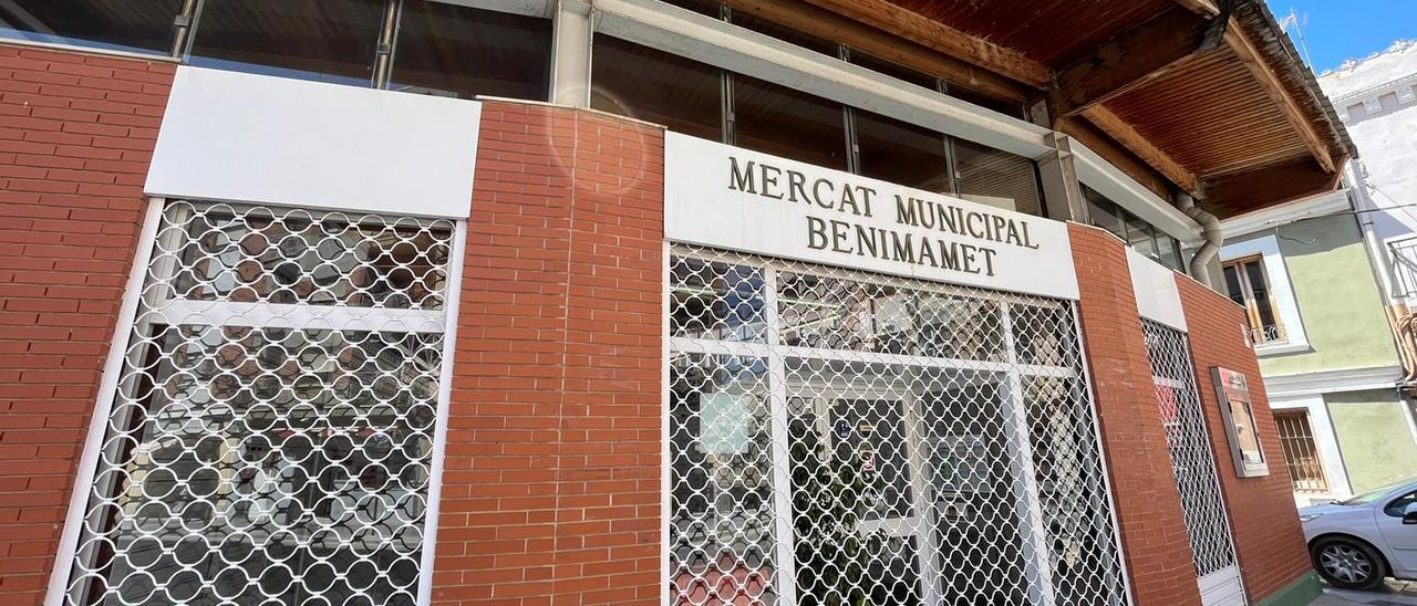 El Mercado Municipal de Benimàmet, con las persianas cerradas.