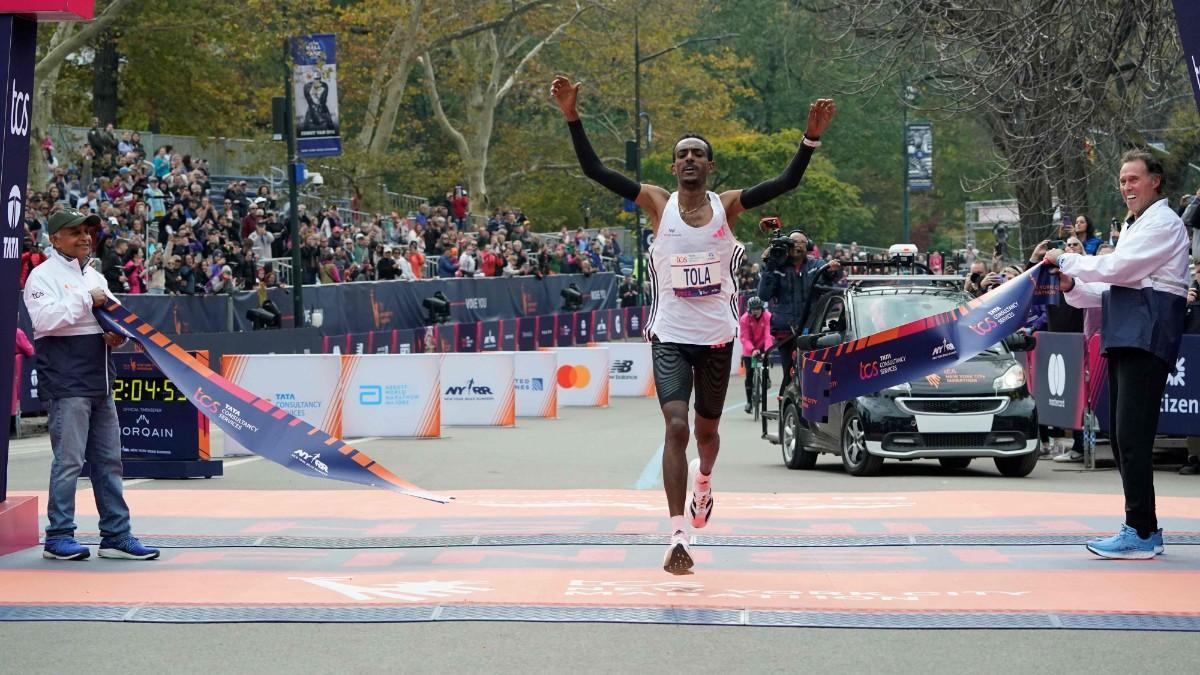 Tamirat Tola, celebrando su victoria en el maratón de Nueva York