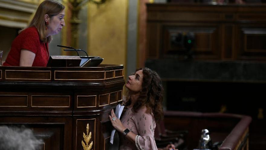 La ministra María Jesus Montero habla con la presidenta de la Cámara, Ana Pastor, durante el pleno de ayer.