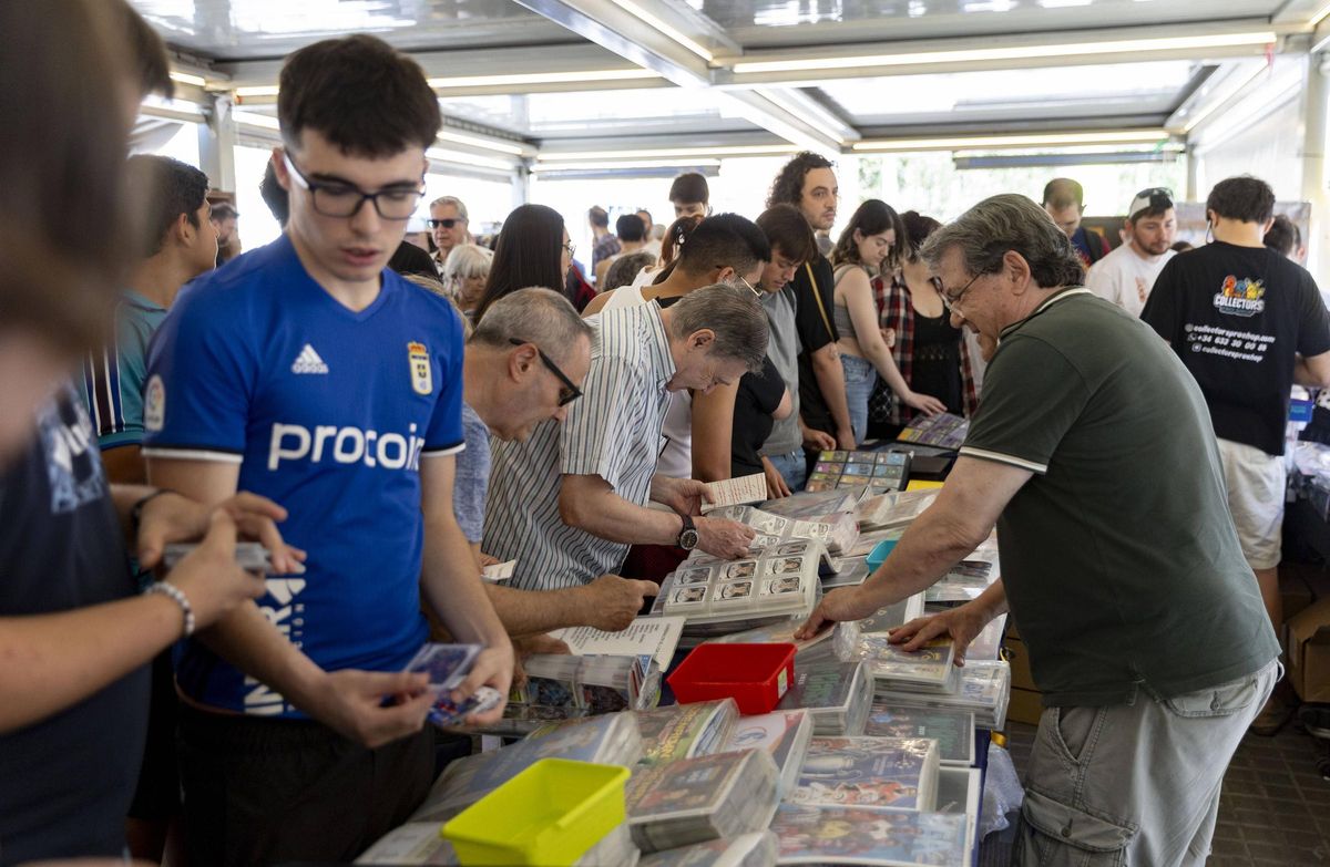 Gente de todas las edades se acerca al Mercat de Sant Antoni para completar sus colecciones