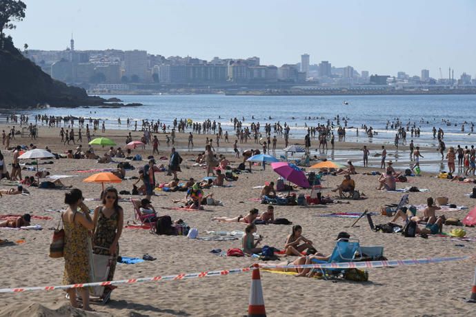 Playas abarrotadas y atascos en Oleiros