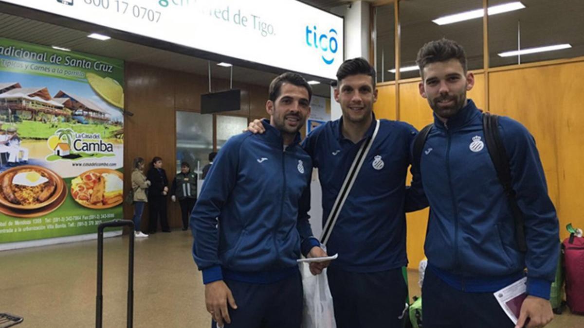 Los capitanes Víctor Sánchez, Javi López y Víctor Álvarez, a la llegada a Bolivia