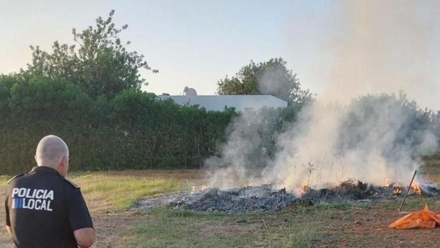 Imagen de una quema de rastrojos en la que tuvieron que actuar los Bomberos de Ibiza.