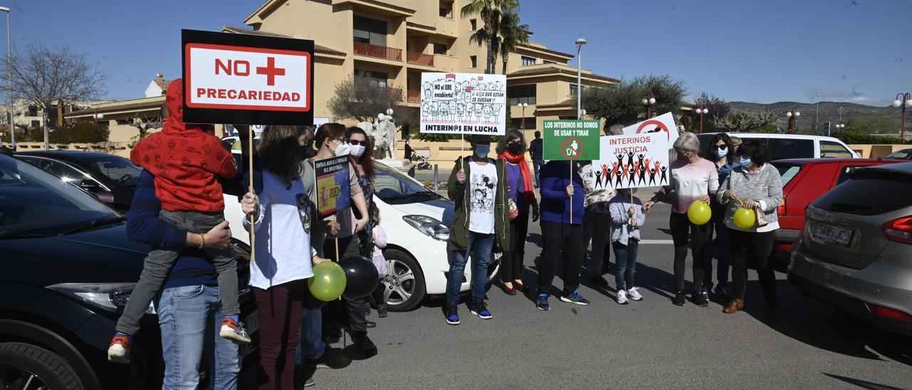 Protesta de funcionarios interinos en Castelló, en marzo del 2021, denunciado el «abuso» de sus contratos.