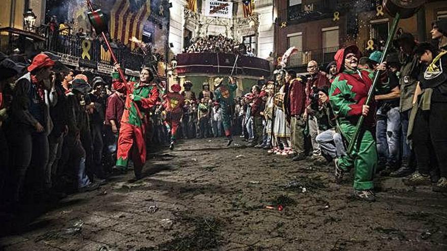 Restes d&#039;envasos i gots de plàstic a terra a la plaça de la Patum en un salt de maces del Corpus del 2019