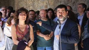 Jordi Sànchez, junto a su rival, Liz Castro, tras ser reelegido ayer presidente de la ANC en Ripoll.