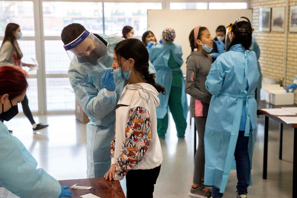 Varios sanitarios realizan test de antígenos a los alumnos del Instituto de Educación Secundaria Vivente Medina de Archena, (Murcia), este lunes, en el primer día de clase tras las vacaciones de Navidad. El Ayuntamiento de Archena inicio este domingo gratuitamente test de antígenos a 500 docentes y 4.000 alumnos del municipio para priorizar su protección y garantizar una vuelta segura a las aulas.