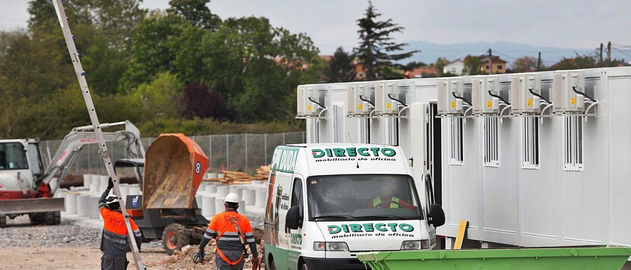 Una de las zonas en las que se están instalando las casetas de obra para los operarios que trabajarán en la construcción de la gran nave de la multinacional. | Luisma Murias