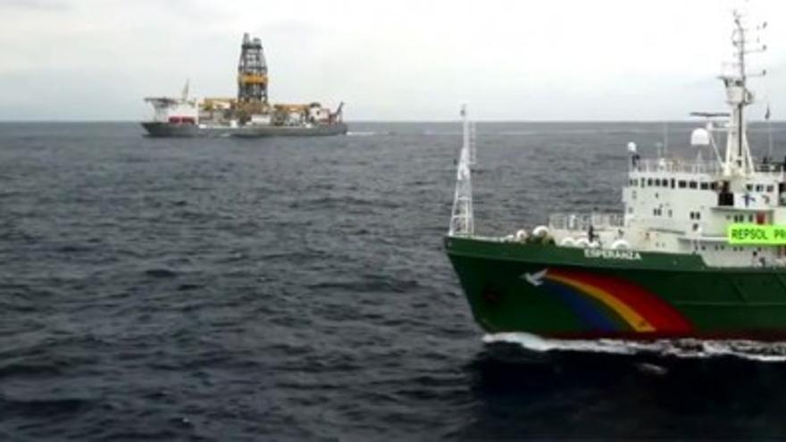 Greenpeace sobrevuela el avance del barco de Repsol camino a Canarias