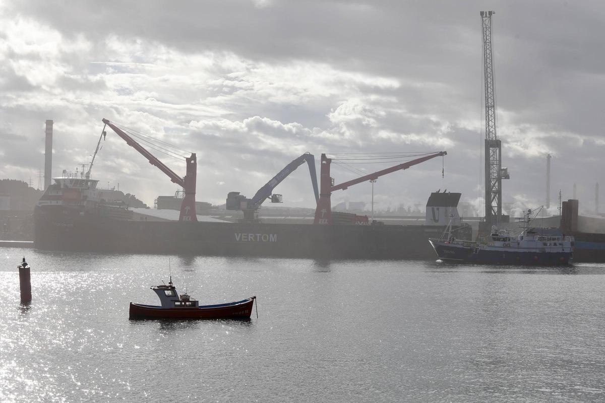 Barcos en la ría de Avilés.
