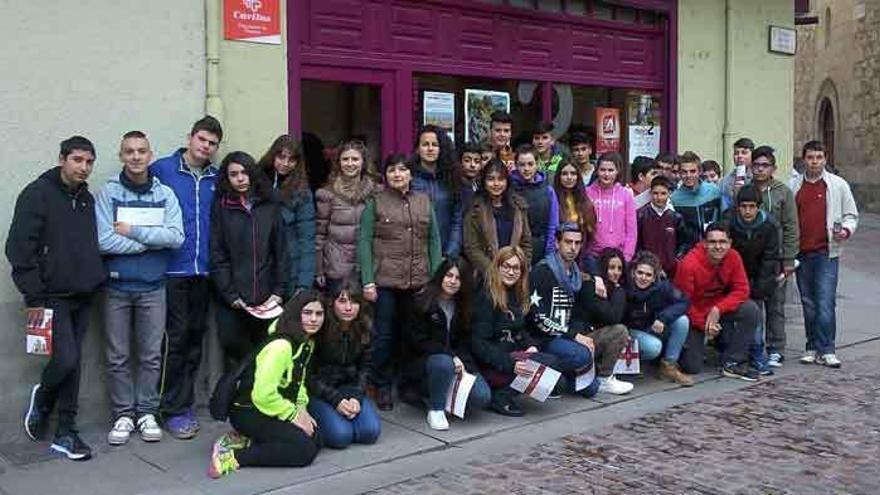 Los alumnos, frente a la tienda de ropa de segunda mano de Cáritas en Zamora.