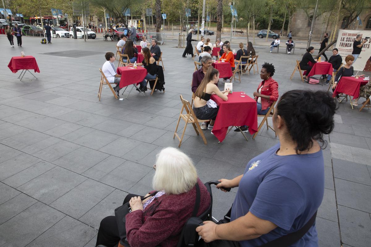 Campaña del Hospital Sant Joan de Dèu Cafè Solidari contra la soledad no deseada en la plaça Universitat de Barcelona