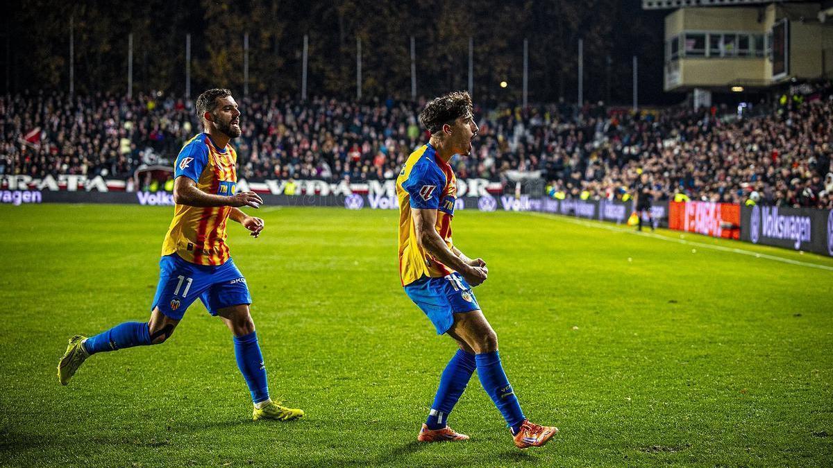 DIEGO LÓPEZ CELEBRA UN GOL