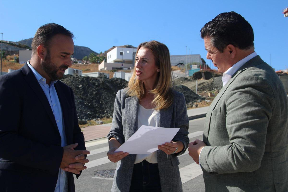 La senadora del PP Lucía Yeves, acompañada por el diputado nacional Mario Cortés y el concejal cartameño Pedro Pardo.