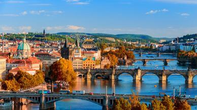 La calle más estrecha del mundo está en Praga y tiene un semáforo para que no se choquen los peatones