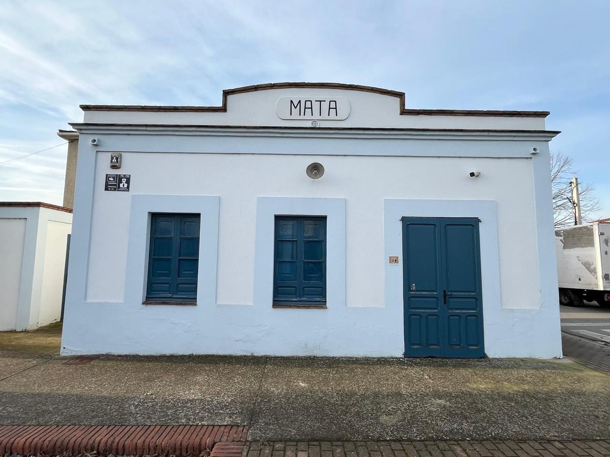 Fotografia general de l’Espai-Museu Baixador de Mata (Porqueres), on a l’esquerra es localitza el Baixador de Mata.