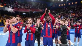 Los jugadores del Barça celebran con la afición el pase a la Final Four