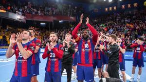 Los jugadores del Barça celebran con la afición el pase a la Final Four