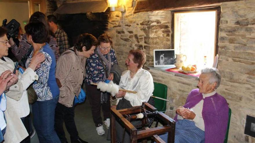 Hilanderas en una actividad desarrollada en el Centro de Artesanía de Bres.