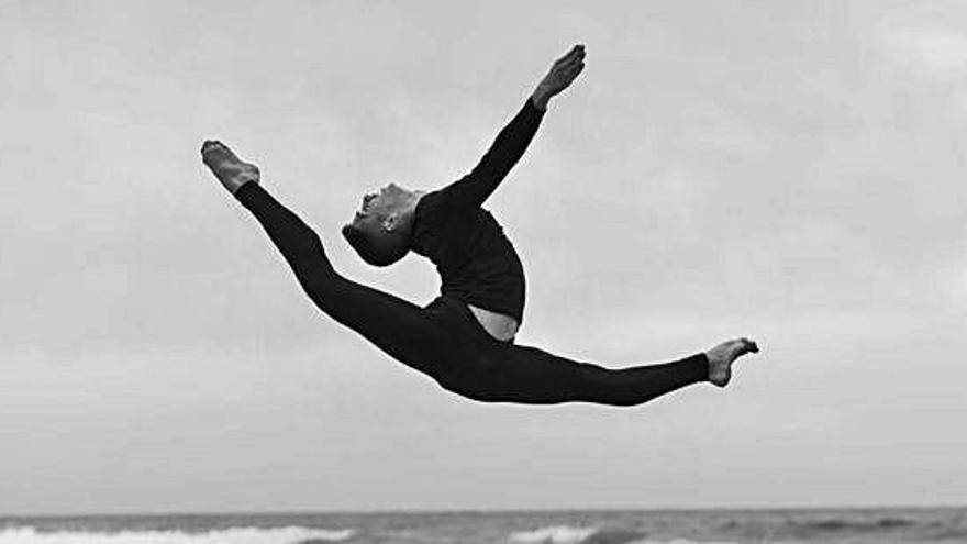 Santiago Rodríguez, cuatro veces consecutivas campeón del mundo, realiza un salto repleto de plasticidad en una bonita imagen en la playa llena de dinamismo.