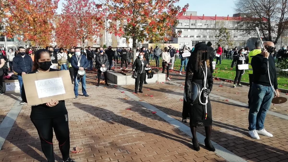 Los hosteleros protestan ante la Xunta en Pontevedra contra la &quot;muerte&quot; del sector.