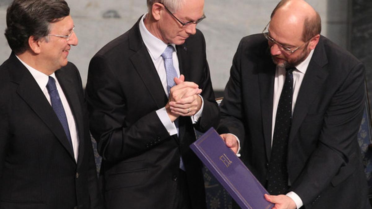 De izquierda a derecha, José Manuel Barroso, Herman van Rompuy y Martin Schulz, con el diploma del premio Nobel de la paz.