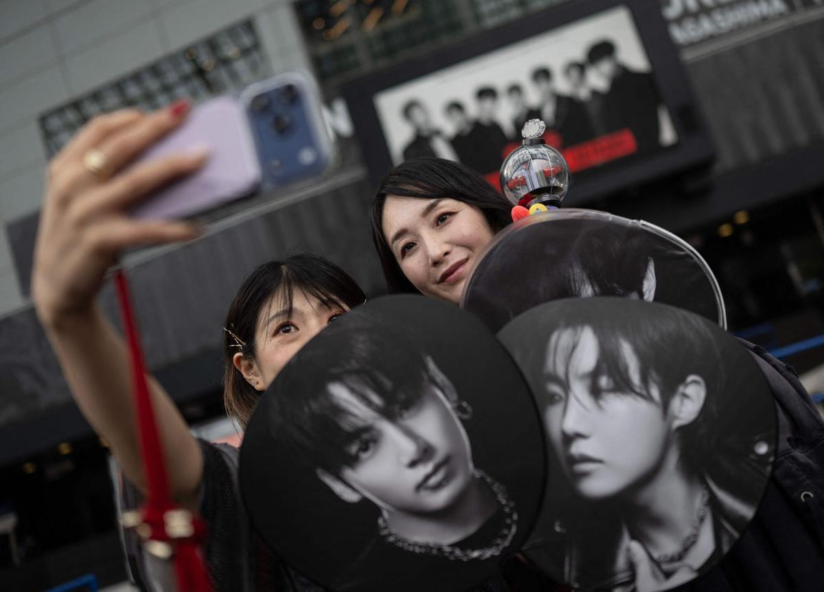 Los fans del grupo coreano BTS hacen fila en el Tokyo Dome antes del inicio de su primera gira mundial, «Arirang», en Tokio el 17 de abril de 2026. Decenas de miles de fans esperaban con entusiasmo a las afueras del emblemático estadio de Tokio para ver a BTS en su primer concierto fuera de Corea del Sur tras el inicio de su gira mundial. (Foto de Andrew CABALLERO-REYNOLDS / AFP)