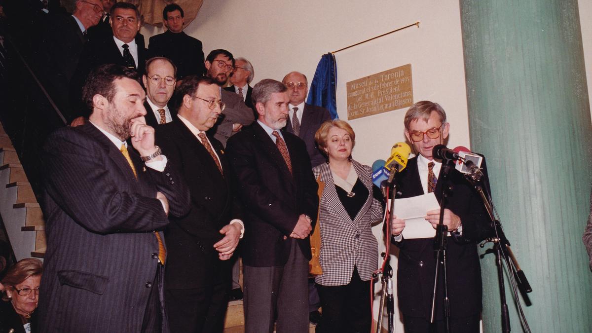 Vicent Abad, llegint el seu discurs en la inauguració del Museu de la Taronja. Al seu costat, la consellera de Cultura, Pilar Pedraza, el president Lerma, l’alcalde Sanchordi i el regidor de Cultura, Josep Palomero. Darrere, d’esquerra a dreta, el president de la Diputació, Paco Solsona, el governador civil, Ignacio Subías, i el conseller d’Agricultura, José María Coll.