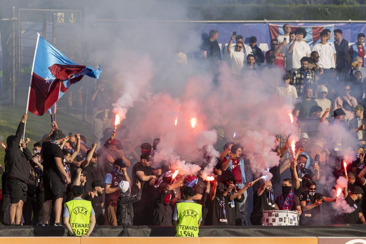 Aficionados del Trabzonspor encienden bengalas en las instalaciones de la UEFA en Nyon.