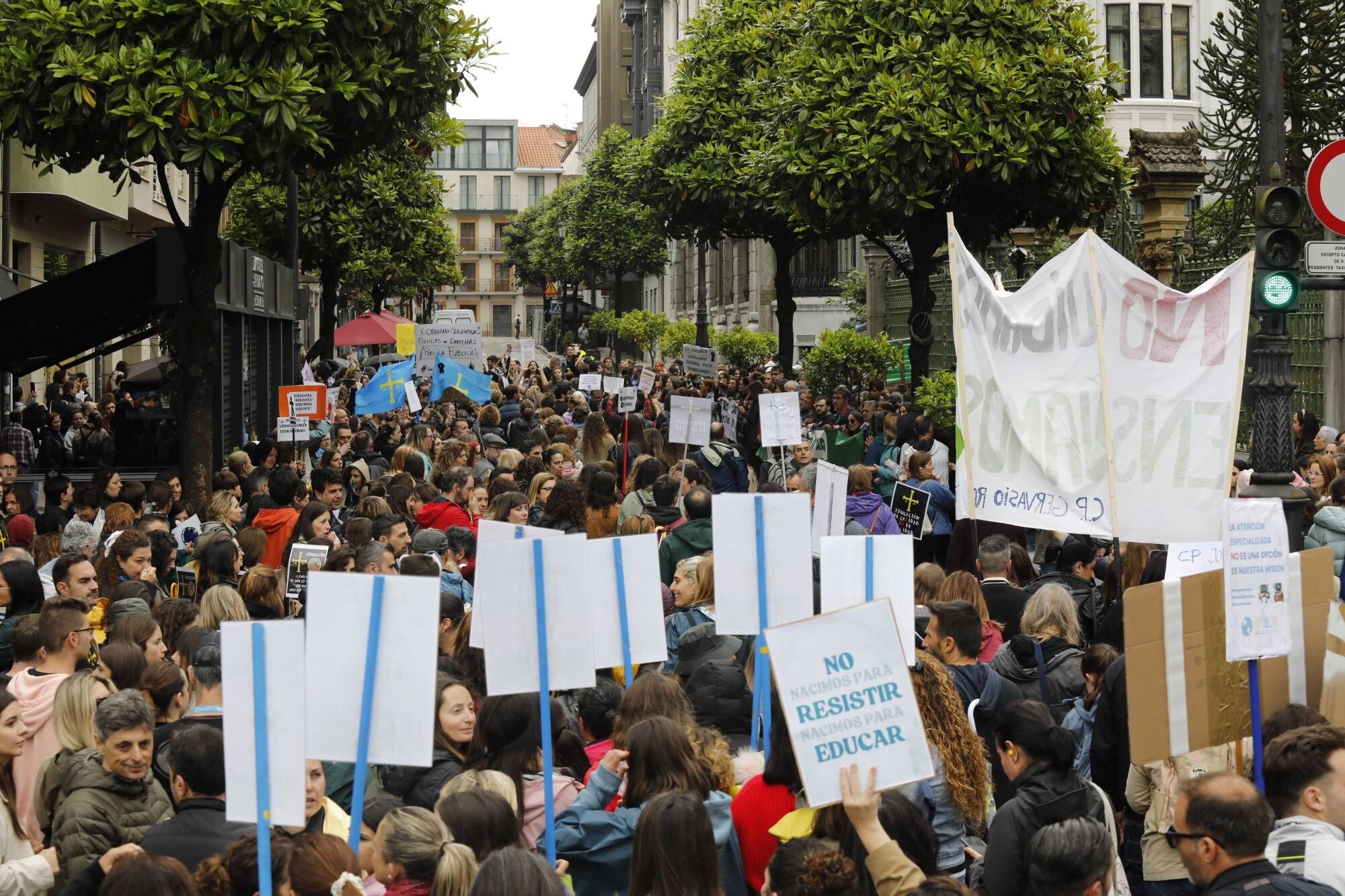 EN IMÁGENES: Nueva manifestación masiva de los docentes, que acabó en la Junta General 