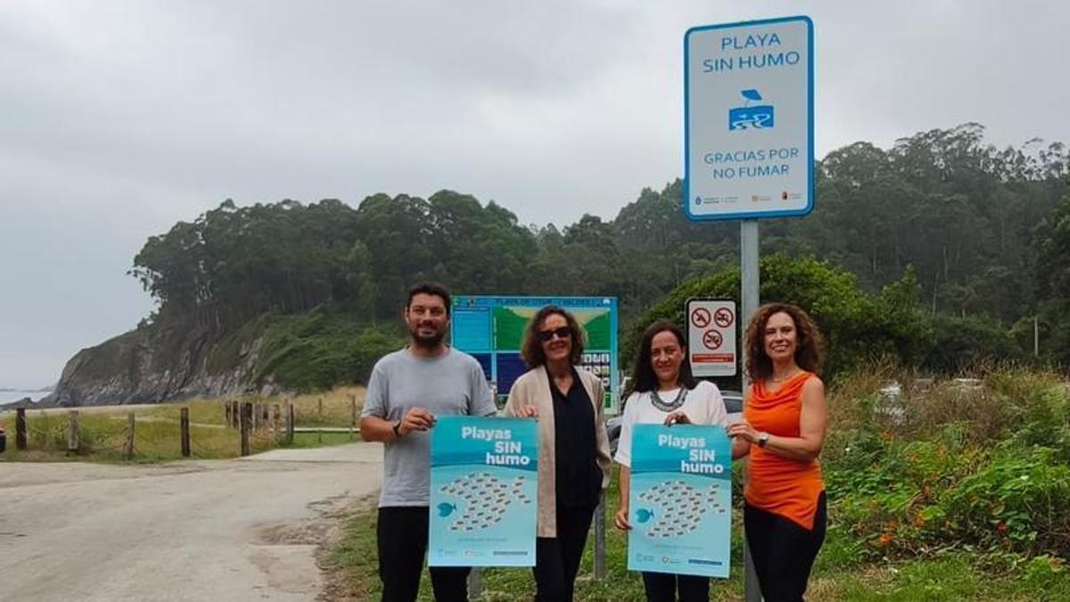 Por la izquierda, el concejal de Turismo y Hacienda de Valdés, Ismael González; la jefa de servicio de Planificación en Salud Mental y Adicciones de la Consejería de Salud, Purificación Saavedra; la concejala de Salud y Deporte de Valdés, Silvia García, y la técnica de Salud Pública, Inmaculada García.