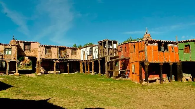 El pueblo donde no vive nadie pero parece real: está en Burgos y lo construyó una sola persona