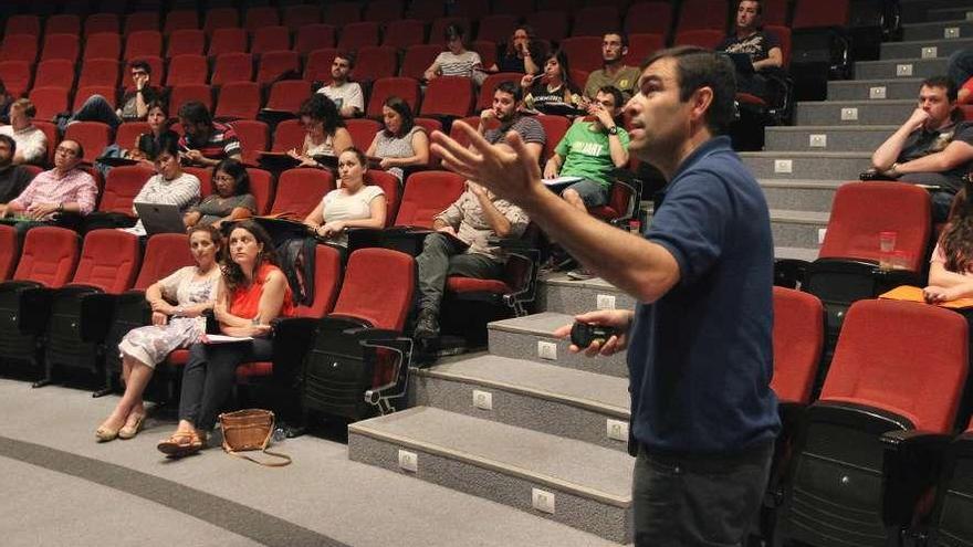 Bernardo Prieto, con los 40 alumnos, durante su ponencia, ayer, en el edificio Politécnico.