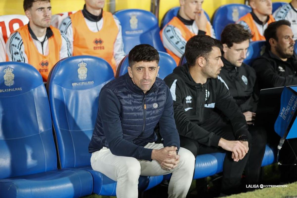 Pablo Hernández, en el banquillo del Estadio de Gran Canaria