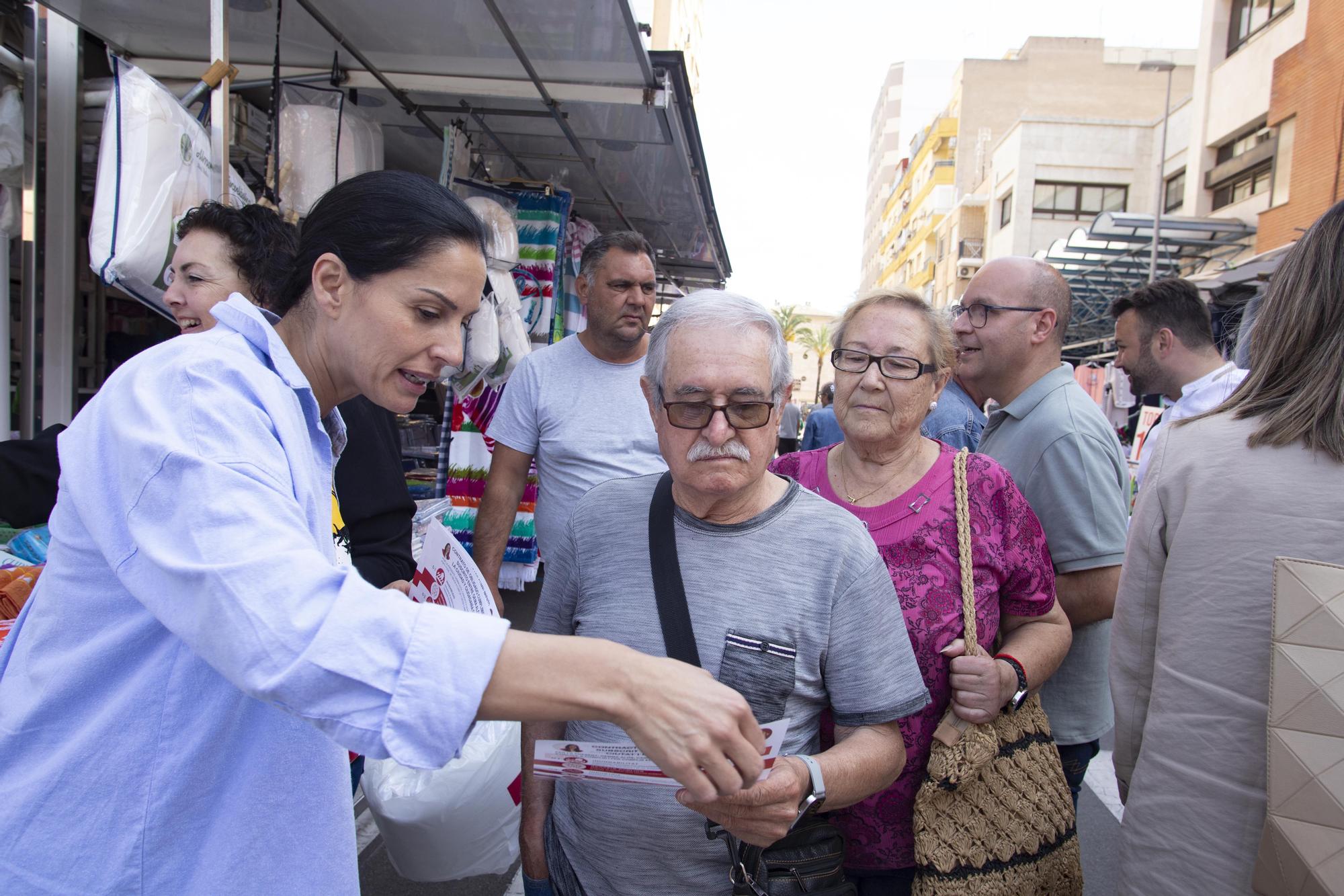 Los Partidos buscan el voto en el mercado de Alzira