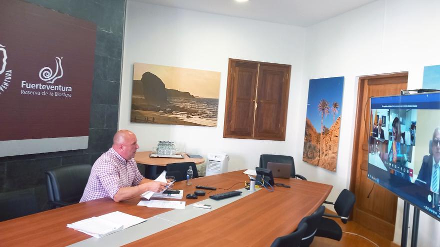 Archivo - El presidente del Cabildo de Fuerteventura, Sergio Lloret, en la reunión de la FECAI como presidente de la misma